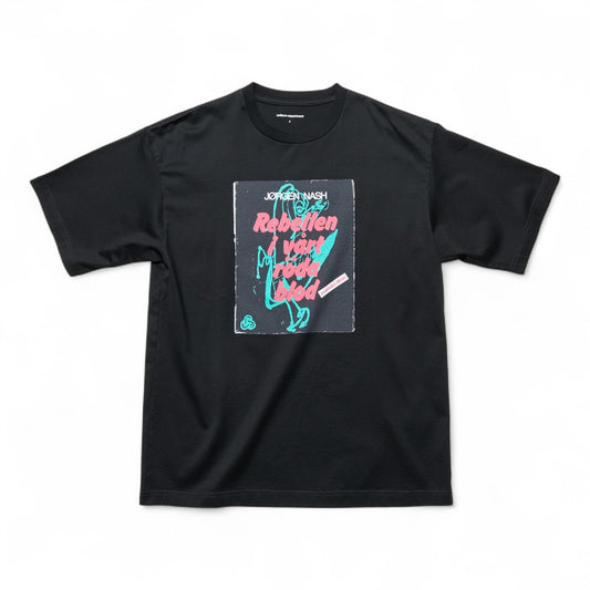 UNIFORM EXPERIMENT JORGEN NASH REBELLEN I VART RODA BLOD TEE