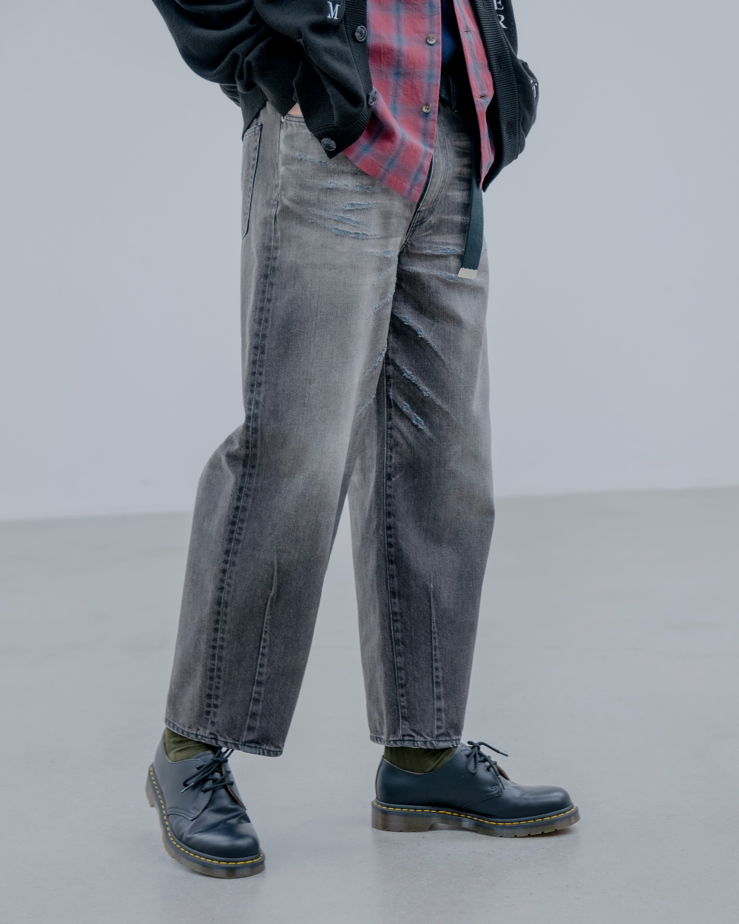 UNIFORM EXPERIMENT DAMAGED HEM TUCK WIDE STRAIGHT JEANS