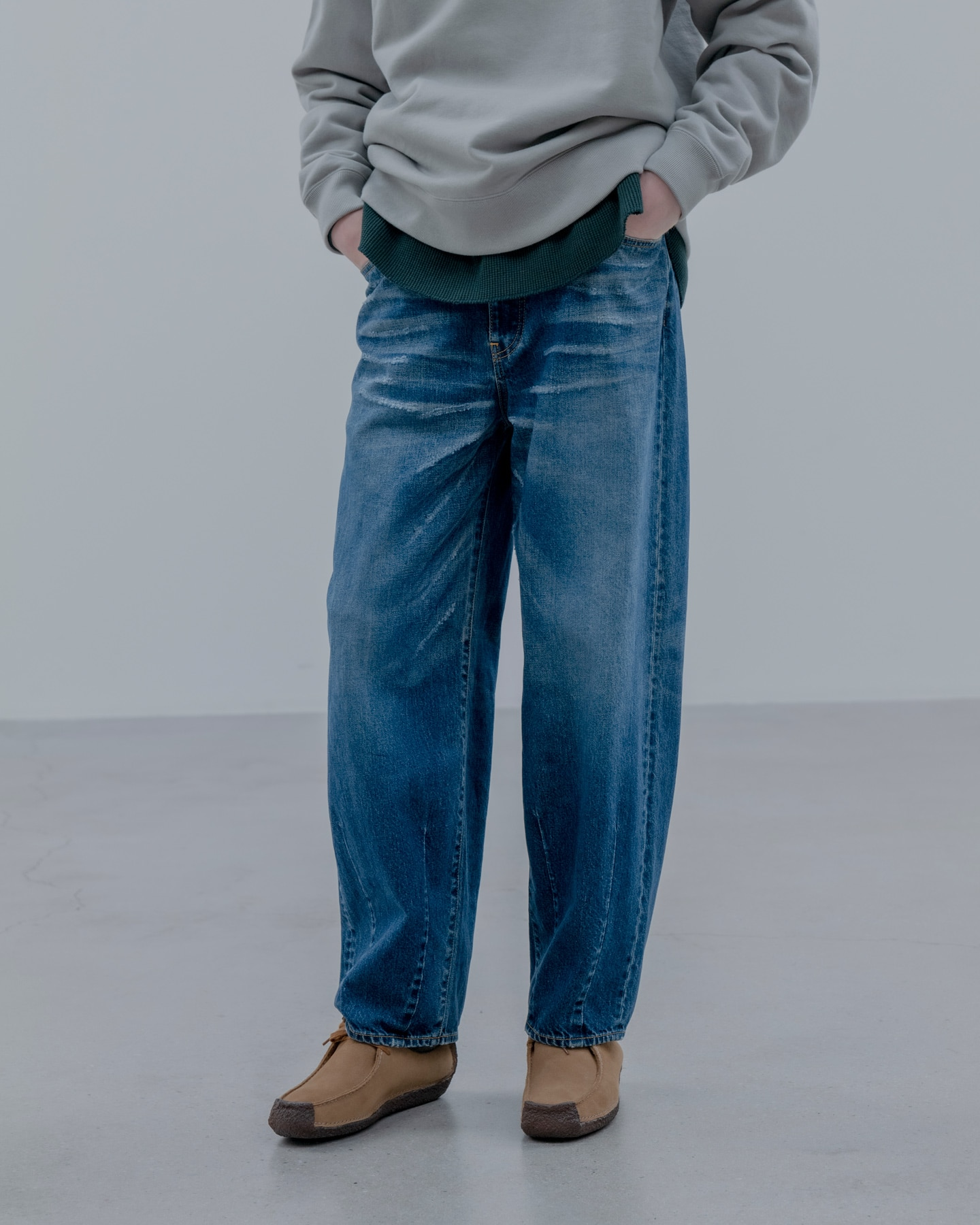 UNIFORM EXPERIMENT DAMAGED HEM TUCK WIDE STRAIGHT JEANS
