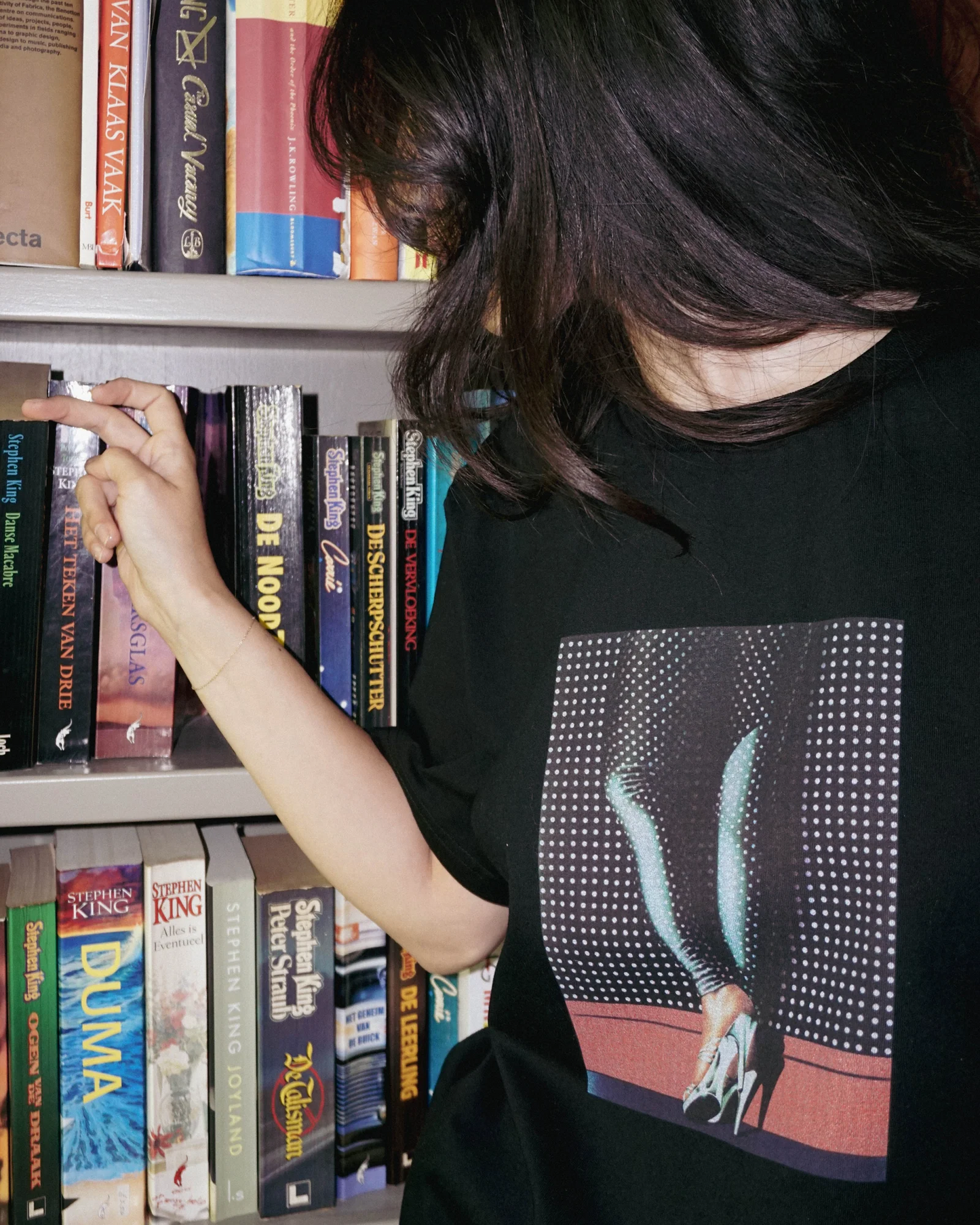 THE LOOSE COMPANY HEELS T-SHIRT