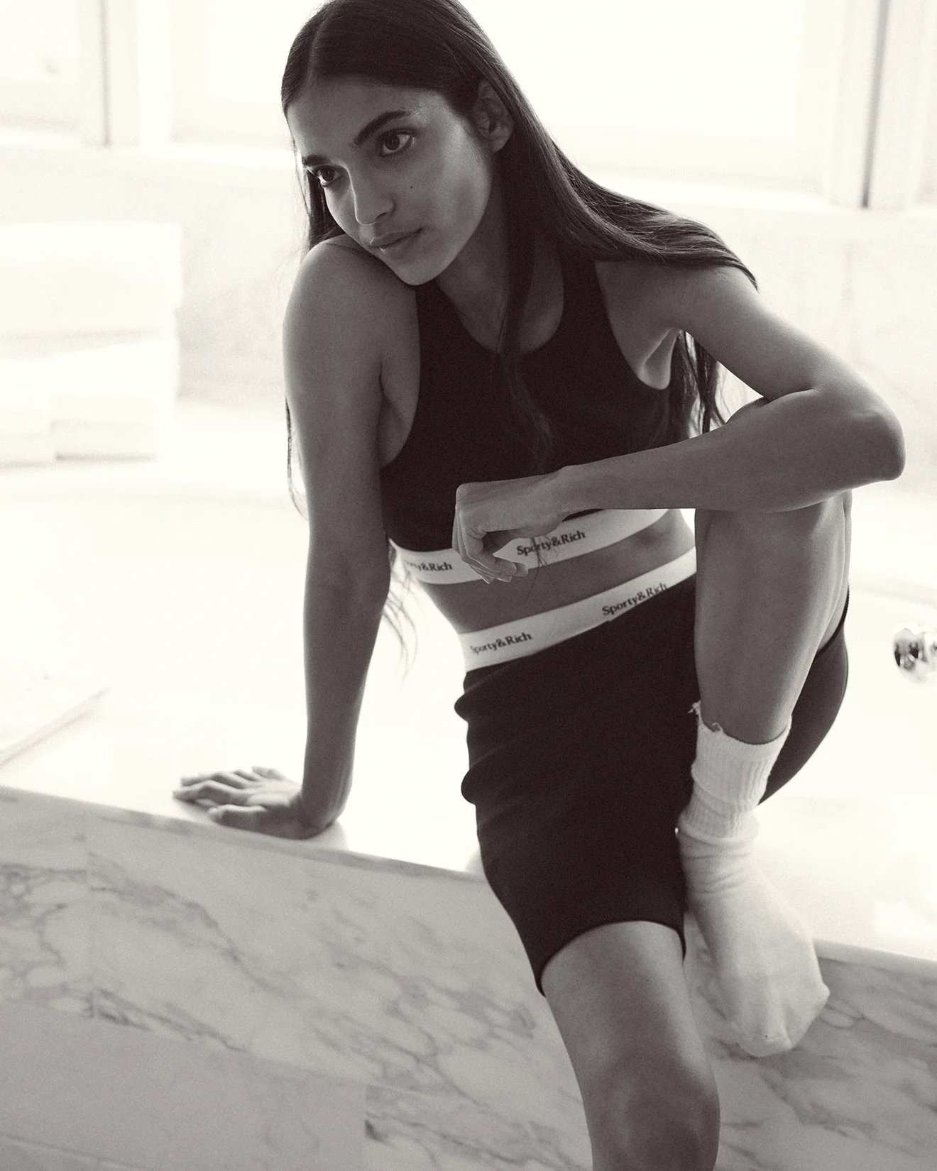 SPORTY & RICH SERIF LOGO RIBBED BIKER SHORT