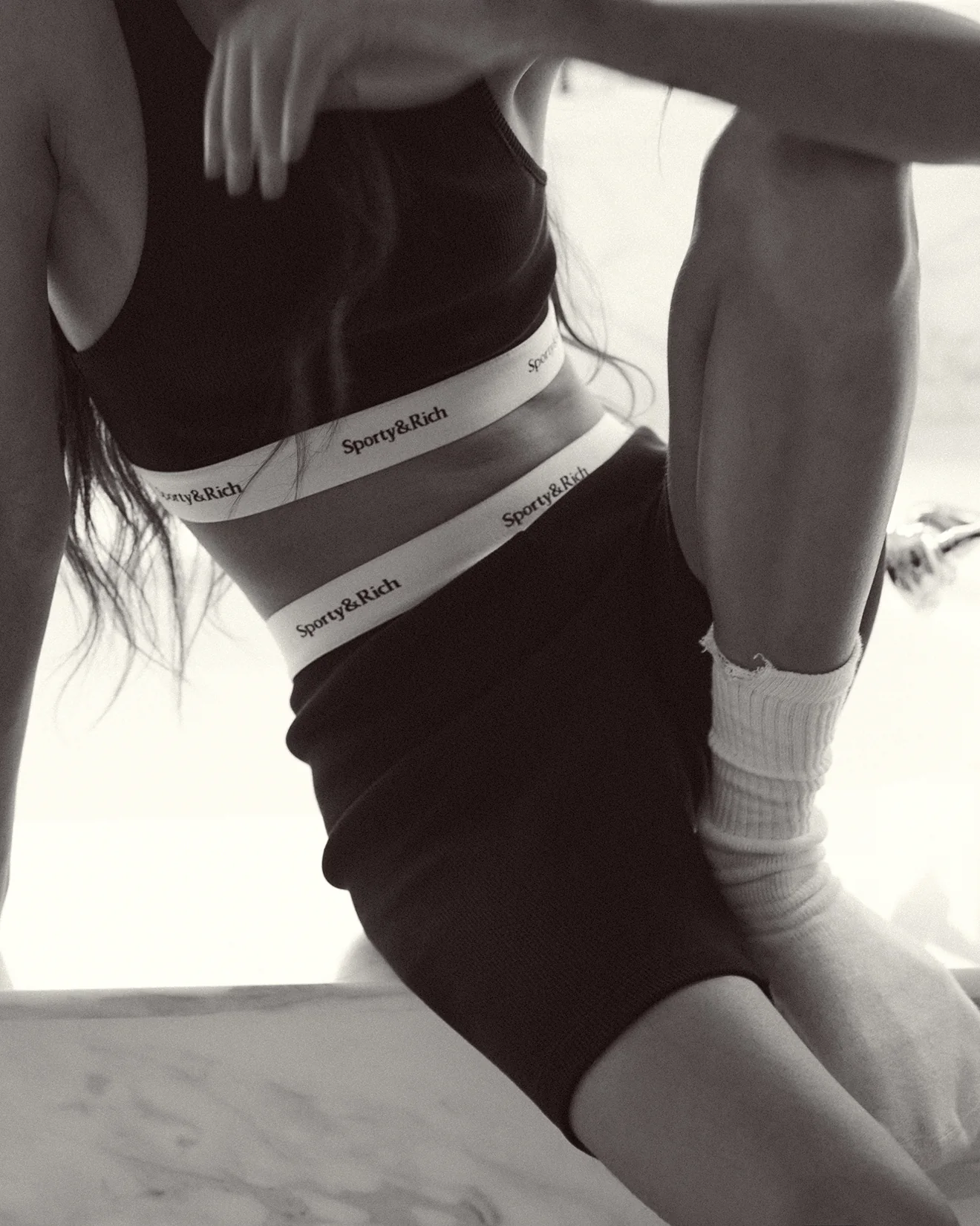 SPORTY & RICH SERIF LOGO RIBBED BIKER SHORT