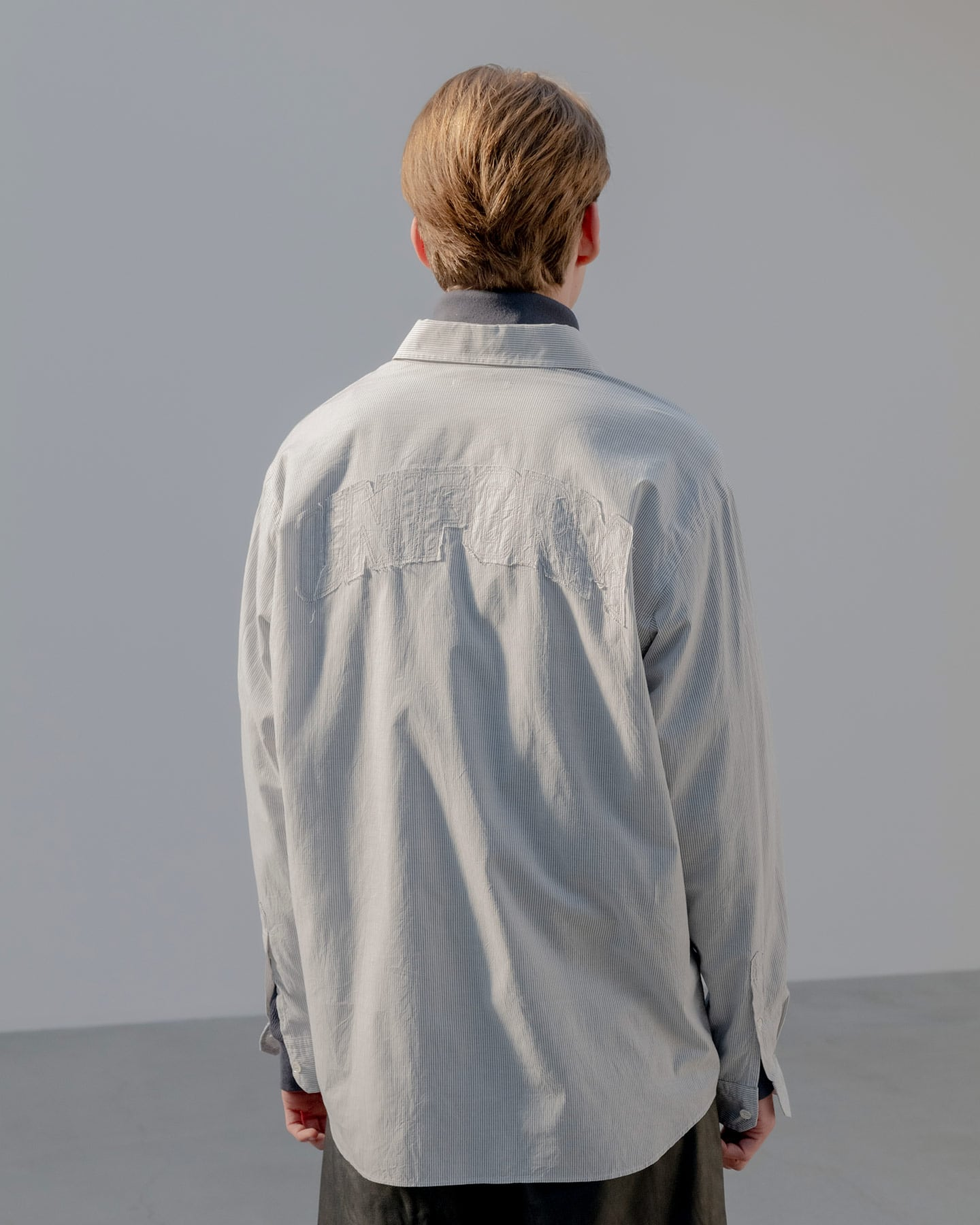 UNIFORM EXPERIMENT CUT-OUT LOGO STRIPE SHIRT LIGHT GREY