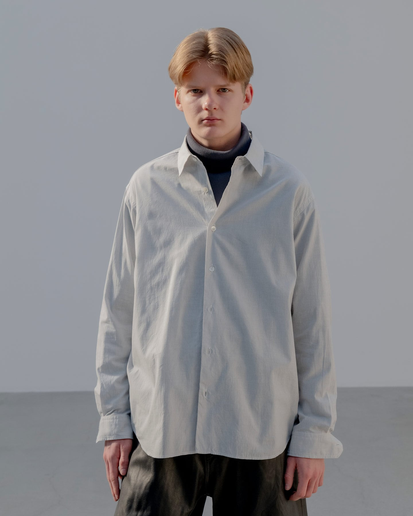 UNIFORM EXPERIMENT CUT-OUT LOGO STRIPE SHIRT LIGHT GREY